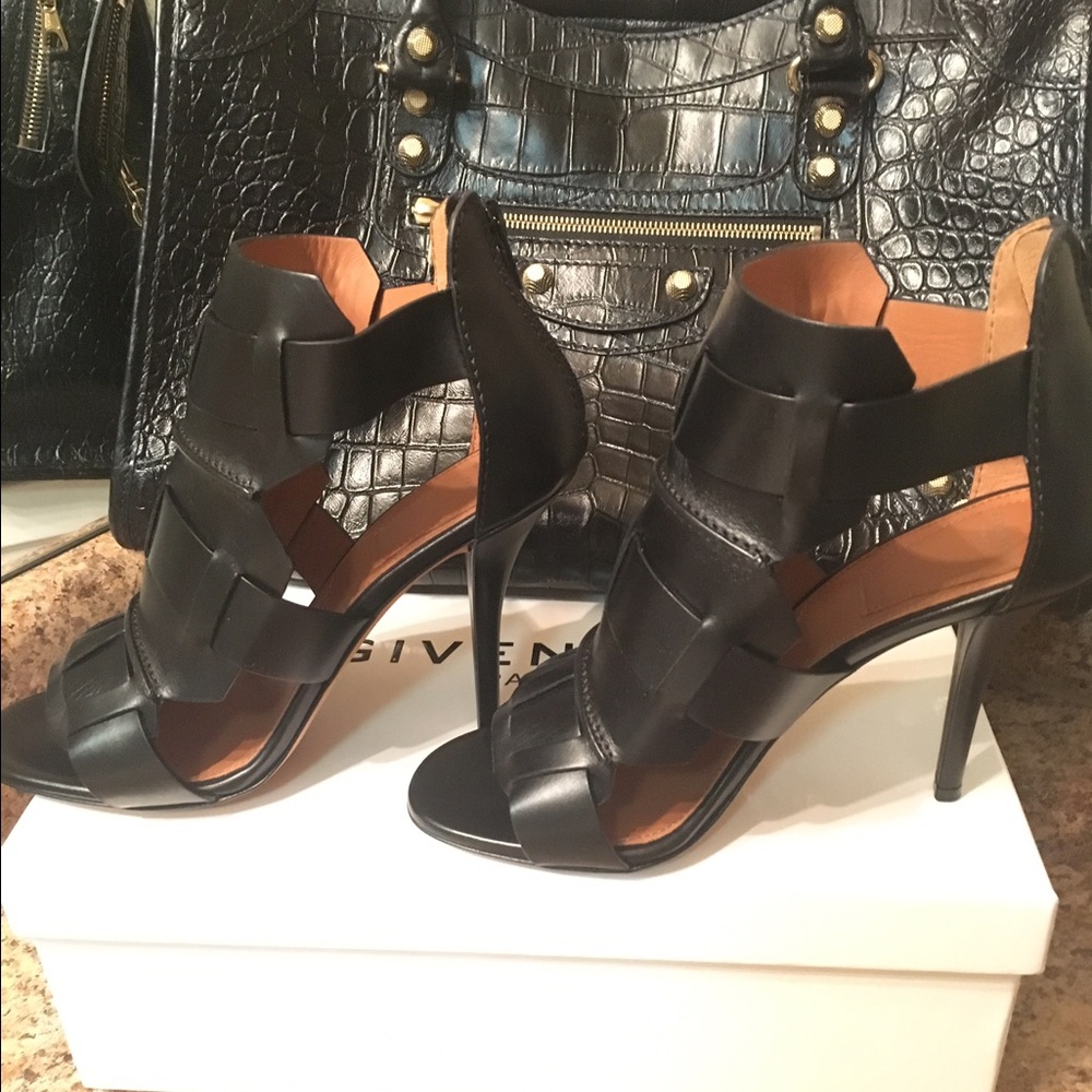 SOLD‼️ AUTH GIVENCHY HEELS
